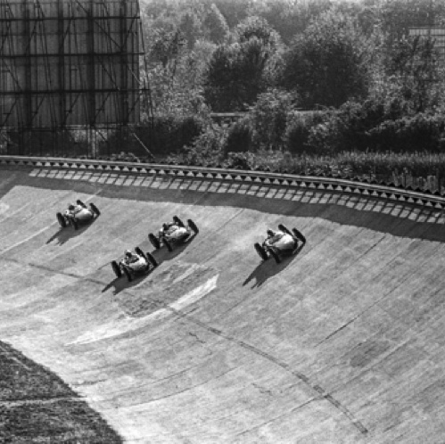 Le banking de Monza : les Ferrari de Ginther, P. Hill et R. Rodriguez entourent la Lotus de Jim Clark